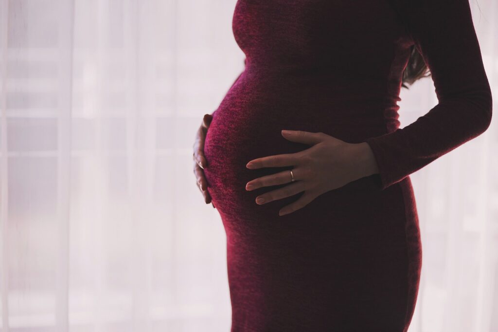 顔の脂肪吸引は妊娠や授乳中に行っても大丈夫なのか禁忌は？