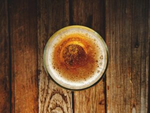 顔の脂肪吸引後、アルコールはいつから飲める？