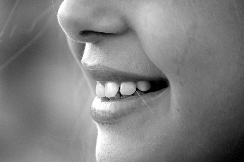 頬の脂肪吸引後の腫れはいつ引く？