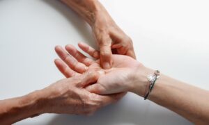 顔の脂肪吸引後、たるみマッサージが禁止される期間はどのくらい？
