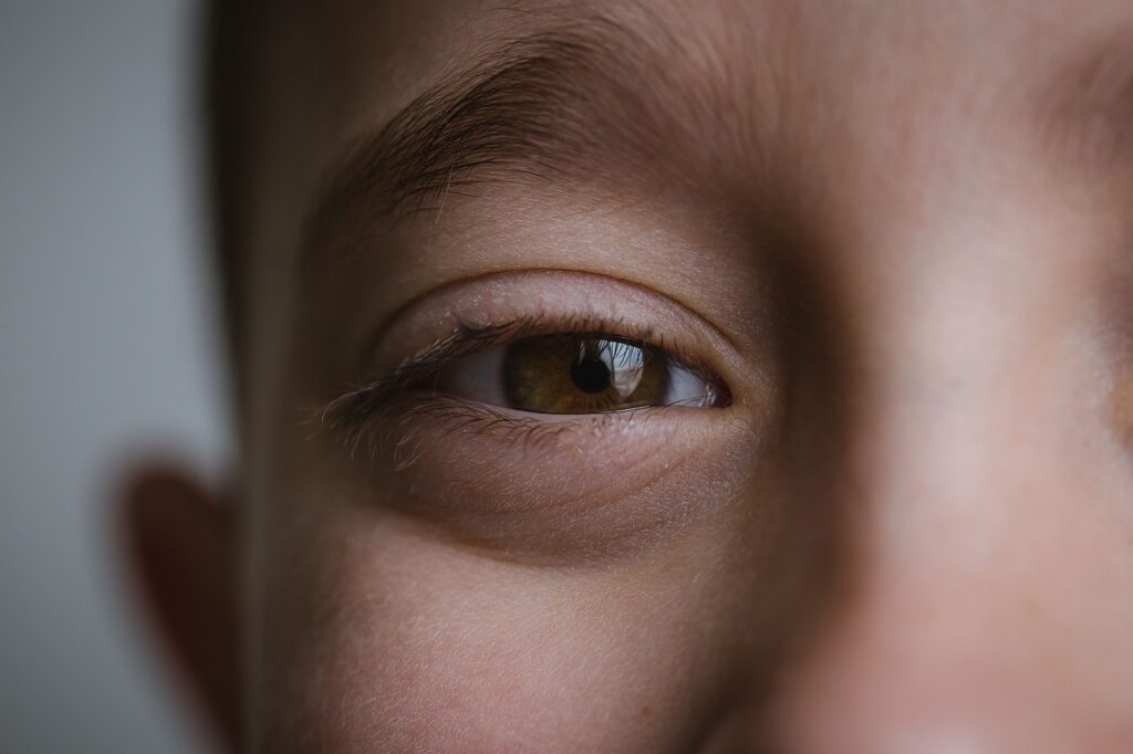 顔の脂肪吸引で小さい子どもを世話する際の心配は？