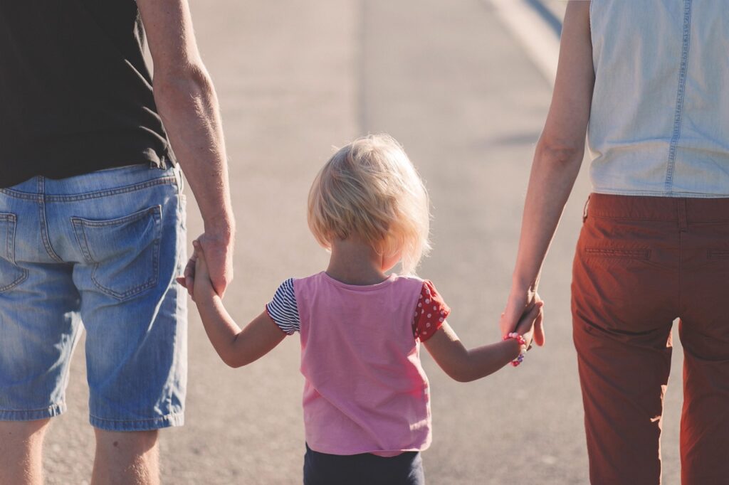 顔の脂肪吸引は子育て中に抱っこするのはいつから可能？